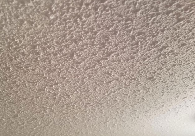 witte asbest plafond